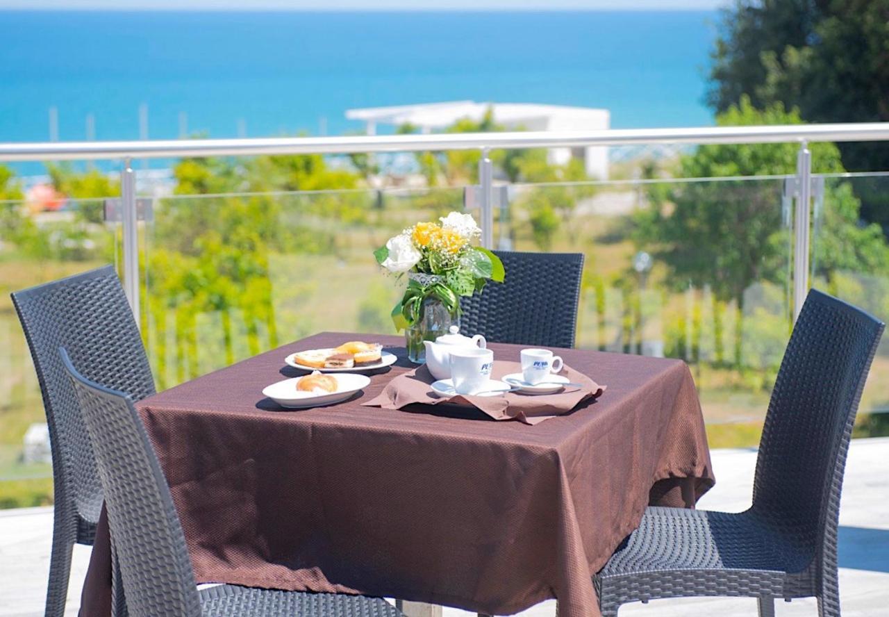 Frontemare Hotel Village & Ristorante Роди-Гарганико Экстерьер фото